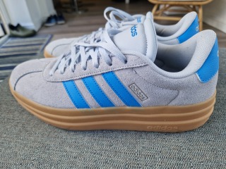 Trainers  for wedding outfit/ trendy / comfy