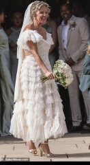 Isn’t this a gorgeous wedding dress?!