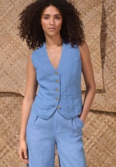 Androgynous wedding guest outfit for teen