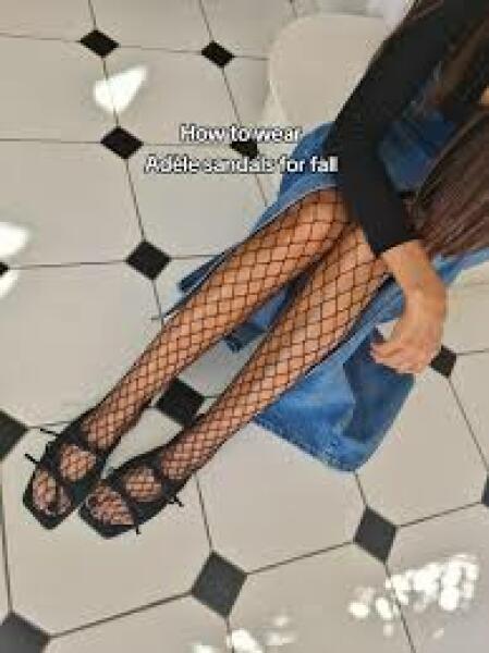 Stylish winter footwear with flat/low heel