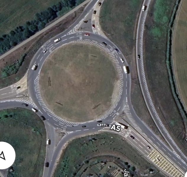 Roundabout debate-whos in the correct lane?