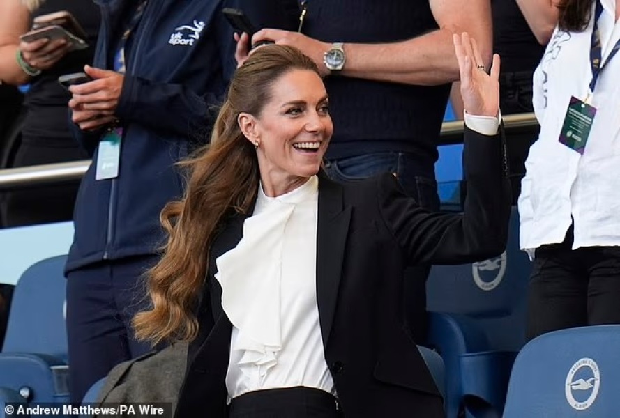 Is Kate Middleton wearing a blonde WIG?