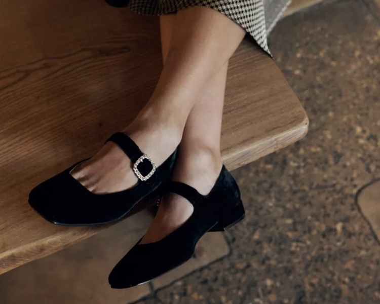 Stylish winter footwear with flat/low heel