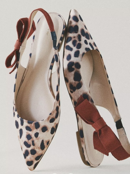 Stylish winter footwear with flat/low heel