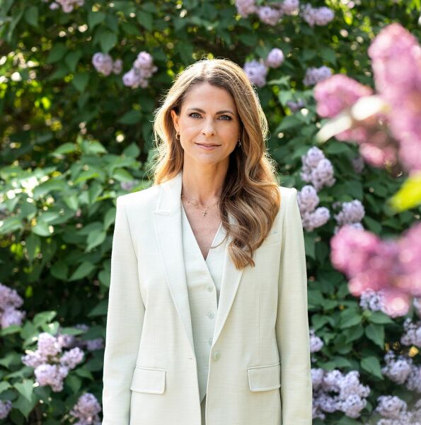 Is Kate Middleton wearing a blonde WIG?