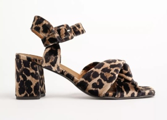 Stylish winter footwear with flat/low heel