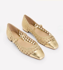 Stylish winter footwear with flat/low heel