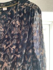 What colour accessories will work with my dark green and black dress?