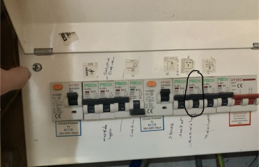 Intermittently tripping electric switch