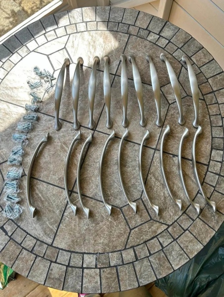 Kitchen unit handles