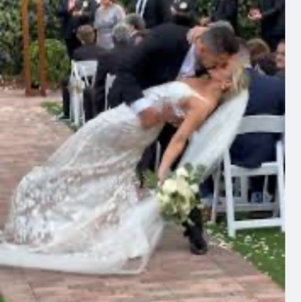 Dip kiss at weddings