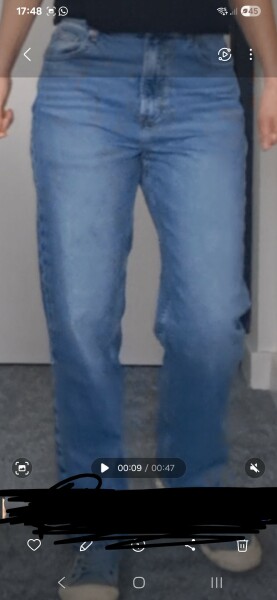 Denim experts - are these jeans "straight leg", "mom", or what?