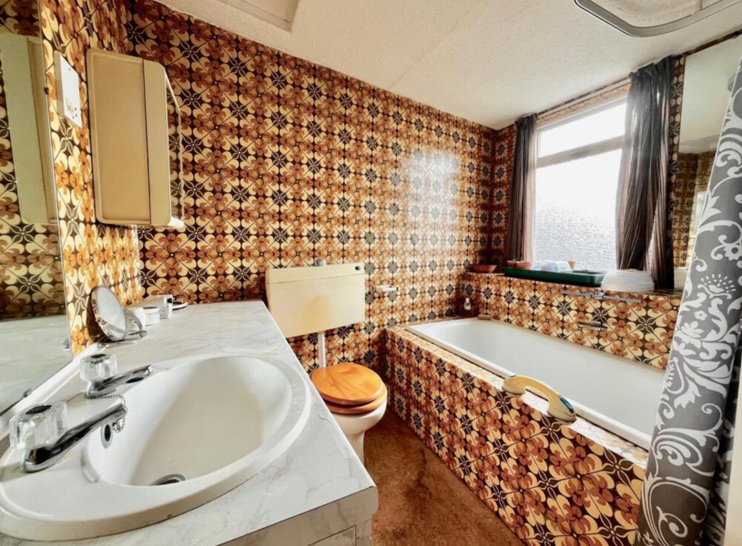 Yellow bathroom suite yay or nay?