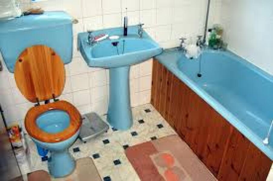 Yellow bathroom suite yay or nay?