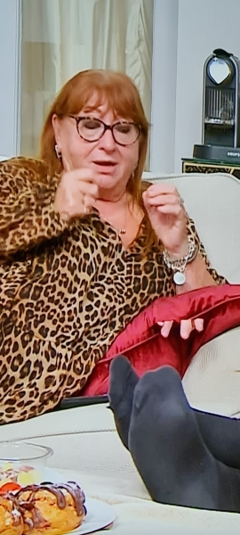 Gogglebox - weird disembodied hand hand