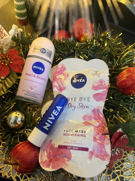 General “Waifs and Strays” Beauty Advent Calendar opening thread.