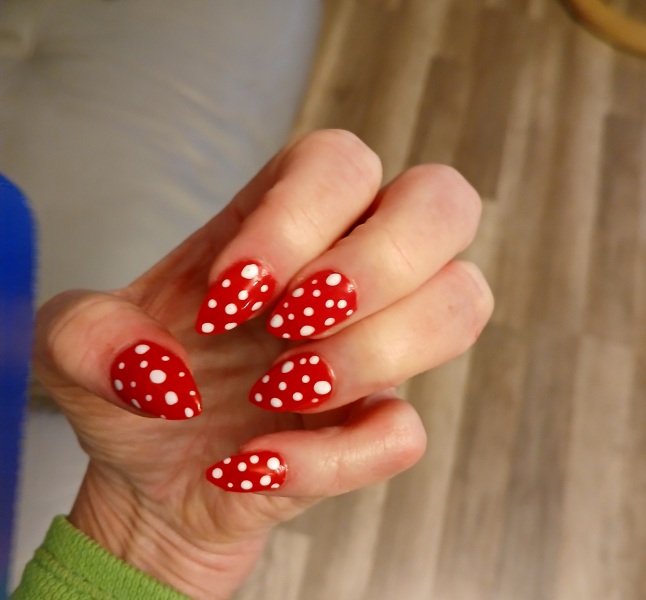 I want to see your nails!