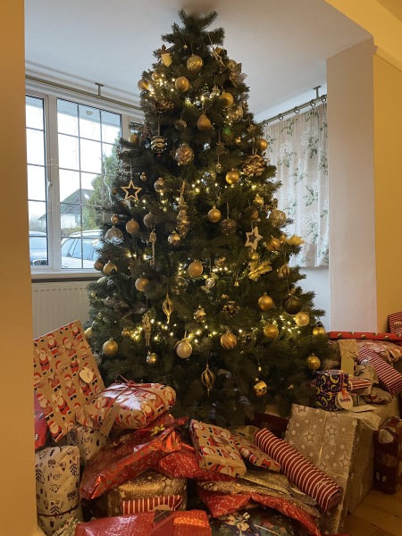 Does anyone else not hate the big present pile?
