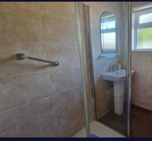 Help needed with a cheap makeover for a dated bathroom.