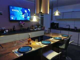 Kitchen design: island vs peninsula?