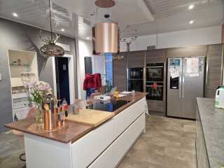 Kitchen design: island vs peninsula?