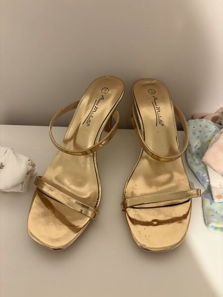 How can I dress this plainish maternity dress up for a wedding? (Pics!)