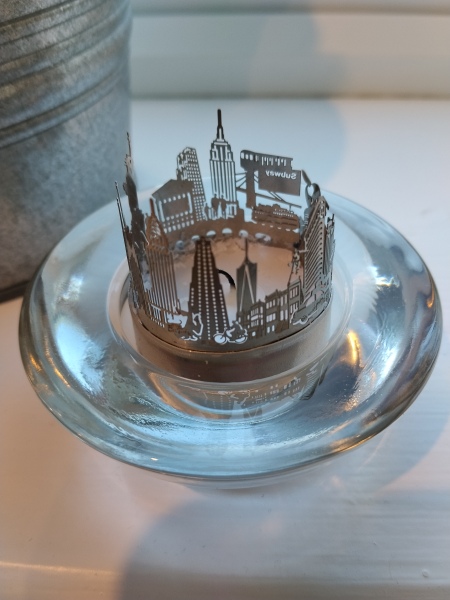 (Possibly German) site selling metal tealight holders with city scenes??