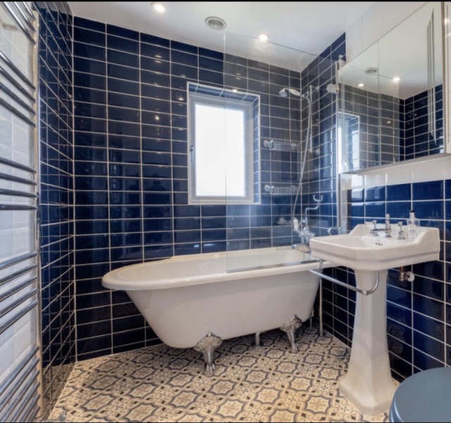 Victorian looking bath that is not free standing