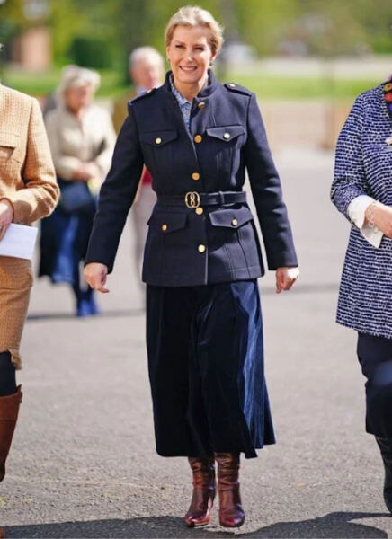 Royal Style: Hoping for Yuletide shimmer, but not too many green coats!