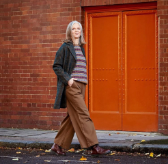 How does an overweight woman wear brogues?