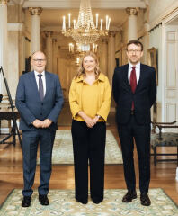 Royal Style: Hoping for Yuletide shimmer, but not too many green coats!