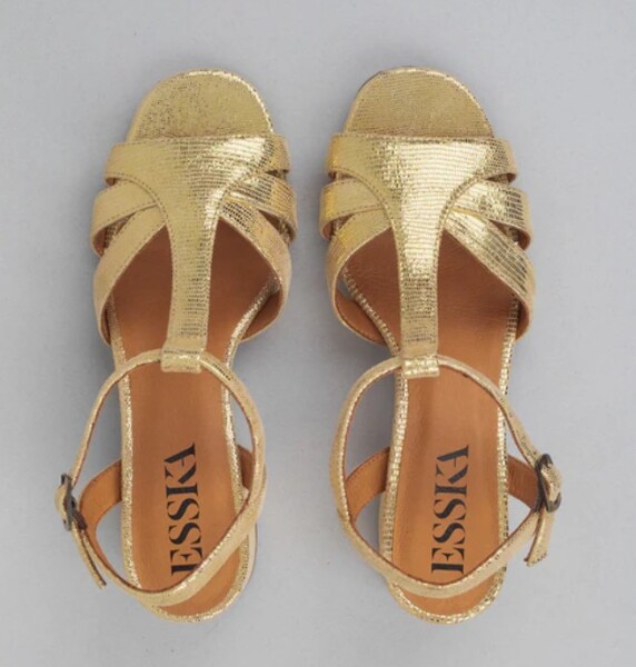 Shoes to go with red dress for wedding?