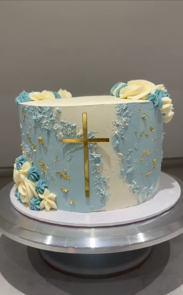Would you be happy with this cake for £50 from a 'professional' cake maker?