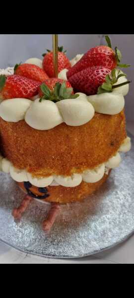Would you be happy with this cake for £50 from a 'professional' cake maker?