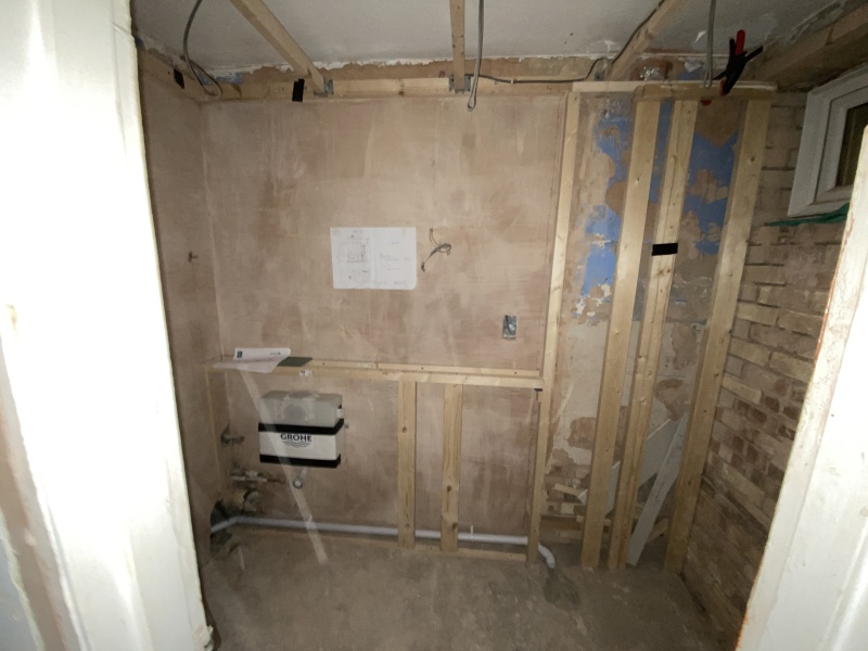 Help! Shower waste level trouble - how to adjust this copper to cast iron junction? (Pics)