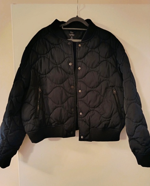 Navy quilted bomber jacket, what to wear with it?