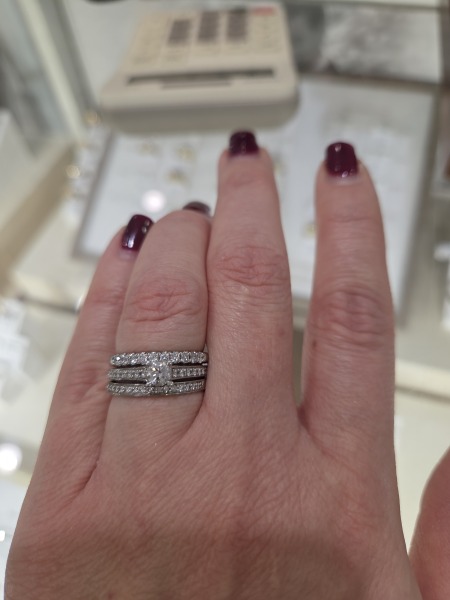 Show me your ‘dainty’ engagement rings :)