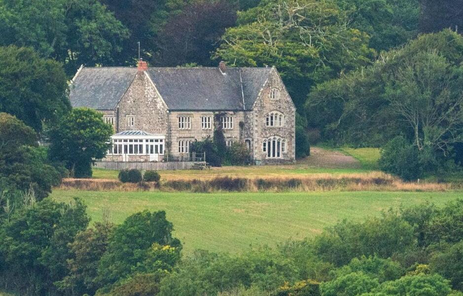 Thread 25 : To feel disappointed - and disgusted and vindicated now too - after reading this in The Observer about the author and her husband from The Salt Path book and film?