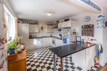 Thread 25 : To feel disappointed - and disgusted and vindicated now too - after reading this in The Observer about the author and her husband from The Salt Path book and film?