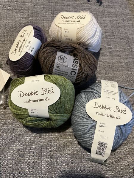 Woolly Hugs. A blanket for lovely wafflenose who has tragically lost her daughter. Can you help us please?