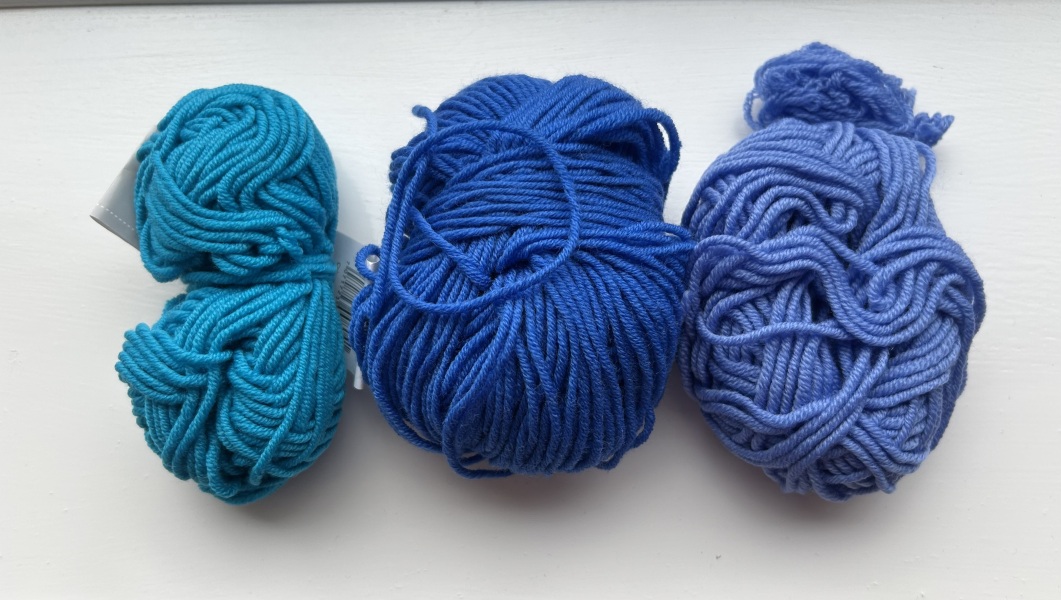 Woolly Hugs. A blanket for lovely wafflenose who has tragically lost her daughter. Can you help us please?