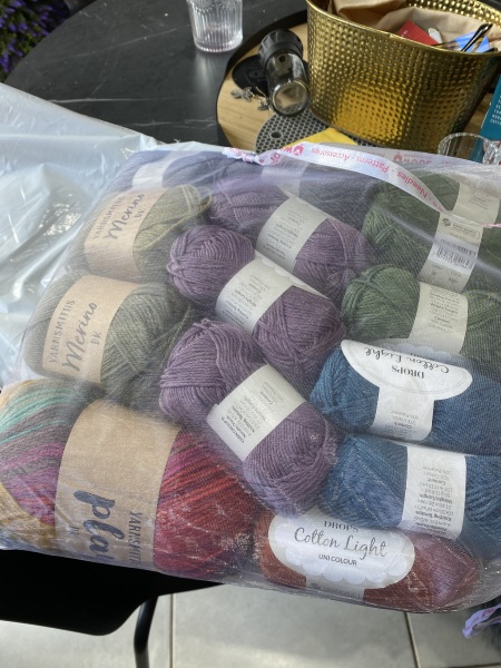 Woolly Hugs. A blanket for lovely wafflenose who has tragically lost her daughter. Can you help us please?