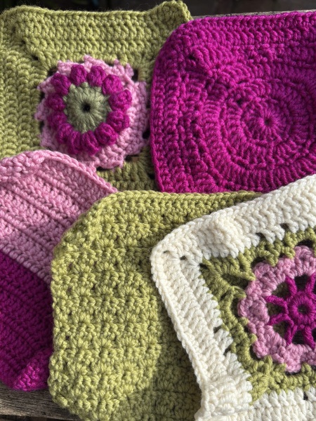 Woolly Hugs. A blanket for lovely wafflenose who has tragically lost her daughter. Can you help us please?