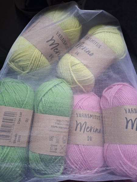 Woolly Hugs. A blanket for lovely wafflenose who has tragically lost her daughter. Can you help us please?