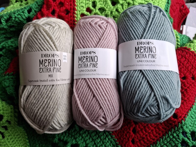 Woolly Hugs. A blanket for lovely wafflenose who has tragically lost her daughter. Can you help us please?