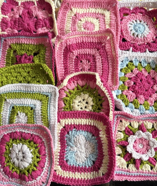 Woolly Hugs. A blanket for lovely wafflenose who has tragically lost her daughter. Can you help us please?