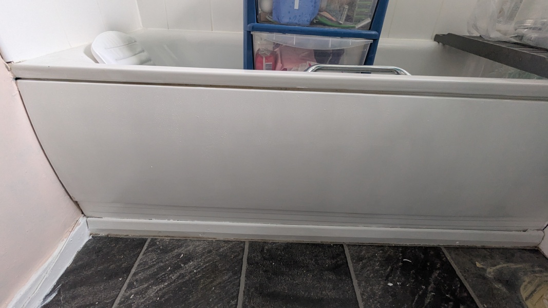 How can I improve a yellowed bath panel in a rented flat?