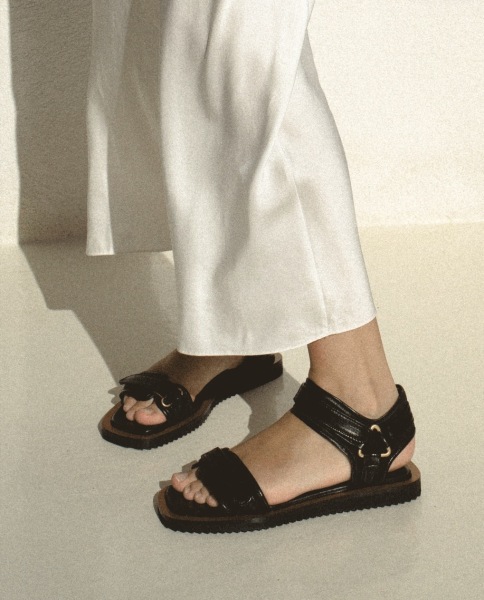 Flat sandals with straps that don't make me look like I'm 80