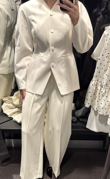 “I never ‘FEEL’ stylish. Please help me with an outfit for my birthday dinner in a luxury hotel. Vinted options a bonus. Thank you!