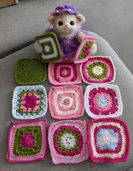 Woolly Hugs. A blanket for lovely wafflenose who has tragically lost her daughter. Can you help us please?